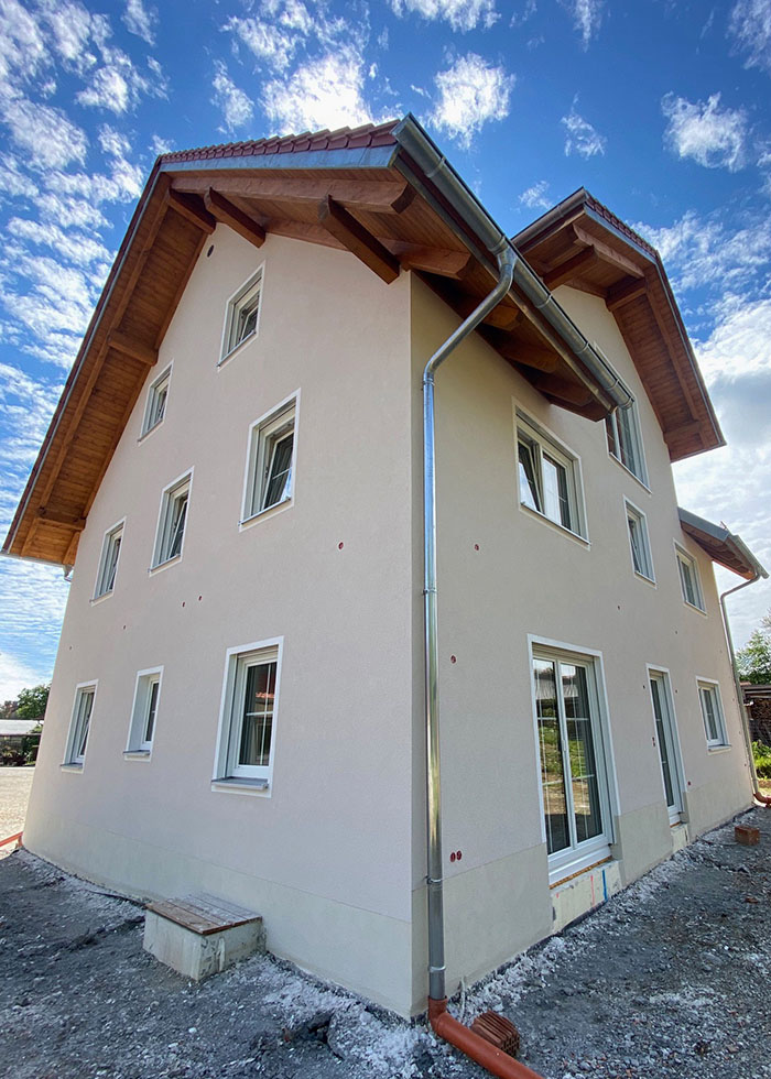 Frisch und fertig verputztes Haus